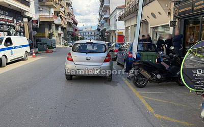 Τρόμος στη Λαμία: Αυτοκίνητο παρέσυρε και εκσφενδόνισε δύο νεαρούς στην Αβέρωφ