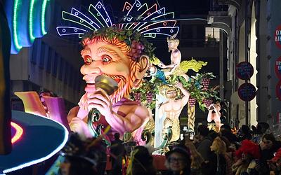 Φαντασμαγορική πρεμιέρα στην Πάτρα: Η νύχτα που τα άρματα μάγεψαν την πόλη