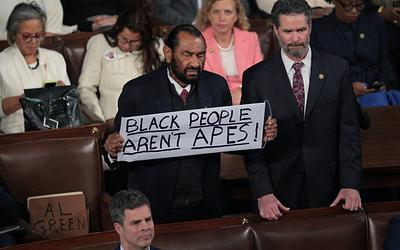 Χάος στο Κογκρέσο: Η στιγμή που βουλευτής ύψωσε πλακάτ κατά του Τραμπ