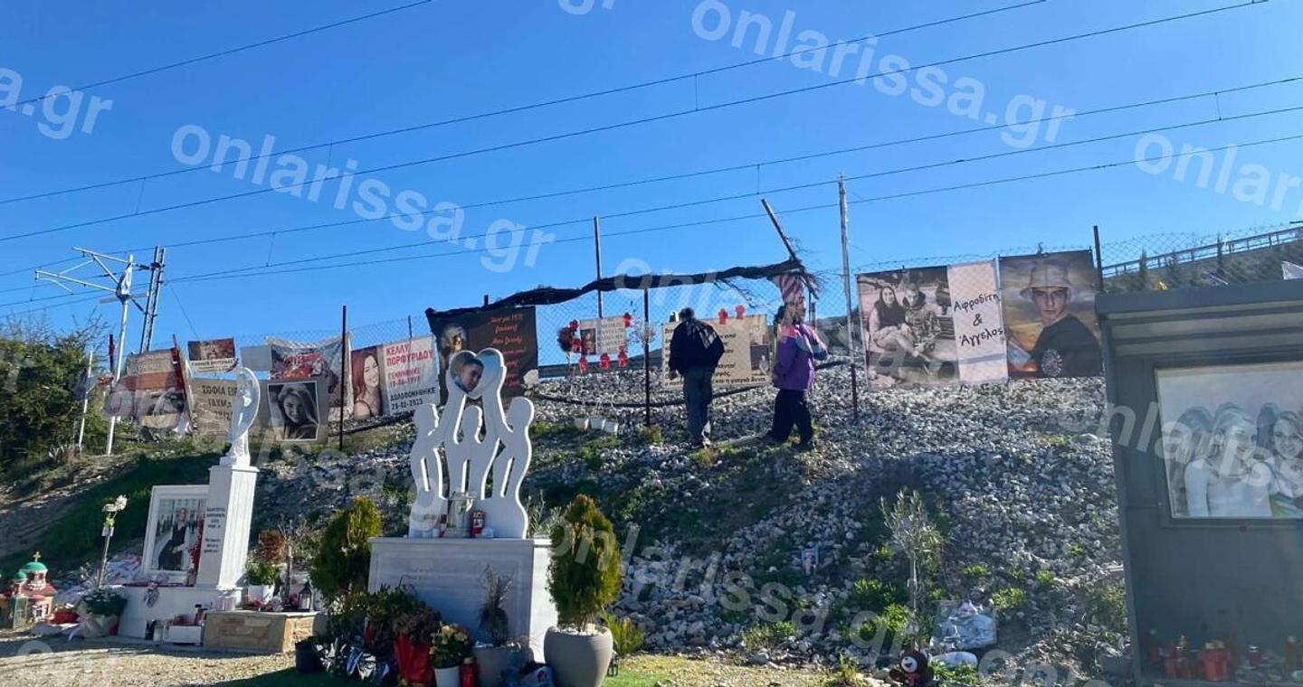 Τέμπη: Ευρωπαίοι μαθητές από 9 χώρες στο σημείο της τραγωδίας – Άφησαν αρκουδάκια και κρέμασαν μαύρους χαρταετούς