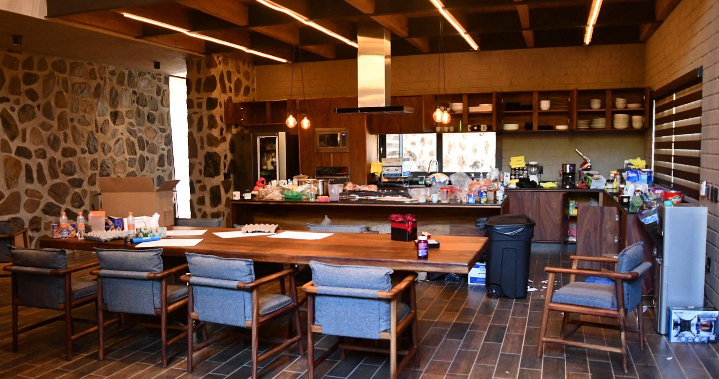 Μέσα στο τελευταίο καταφύγιο του «Ελ Μέντσο» – Εικόνες από την πολυτελή βίλα στο δάσος