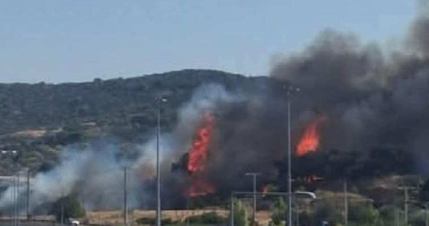 Καλύτερη εικόνα στη φωτιά σε ξερά χόρτα και δασική έκταση στην Αγία Μαρίνα Παιανίας (Βίντεο)