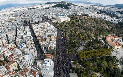 Τρία χρόνια Τέμπη: Η Ελλάδα «νεκρώνει» για τις 57 ψυχές που χάθηκαν
