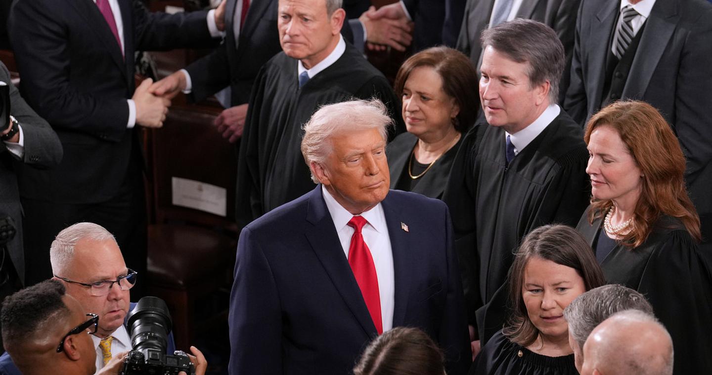 Τραμπ σε παράσταση – σοκ στο Κογκρέσο: Γιατί η «χρυσή εποχή» των ΗΠΑ τρίζει επικίνδυνα