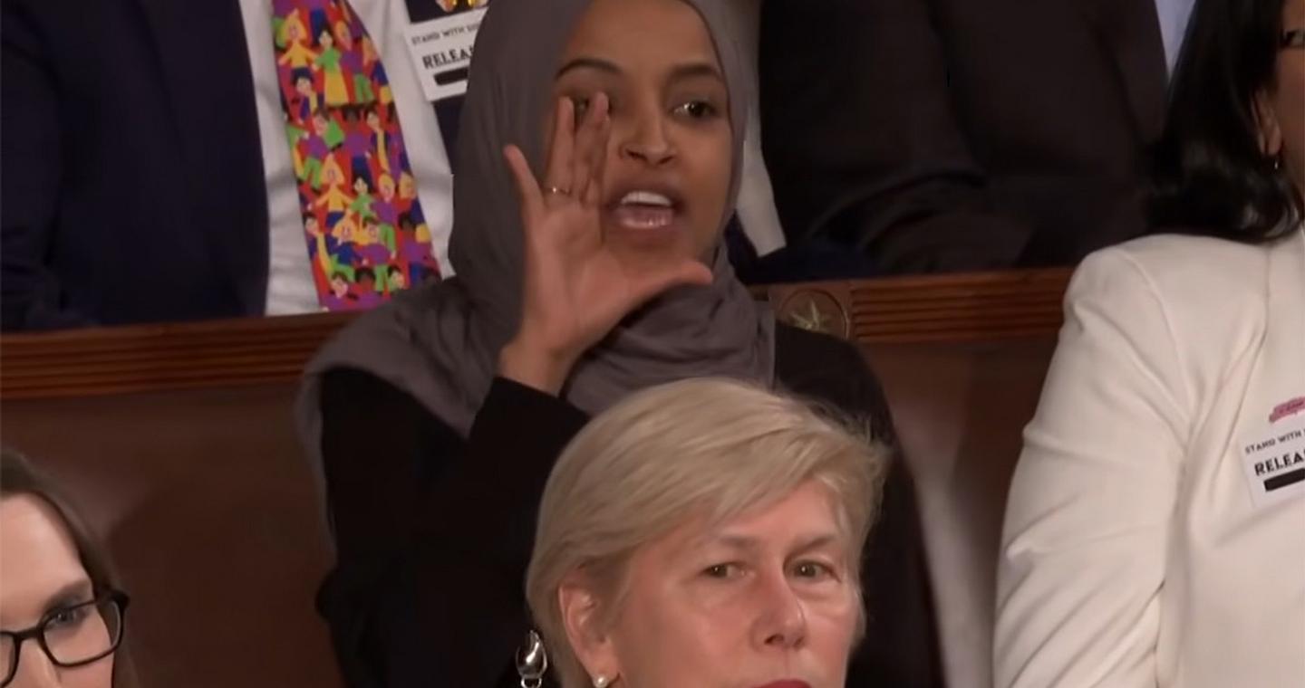 Δημοκρατική βουλευτής διέκοψε την ομιλία Τραμπ: «Σκοτώνετε Αμερικανούς»