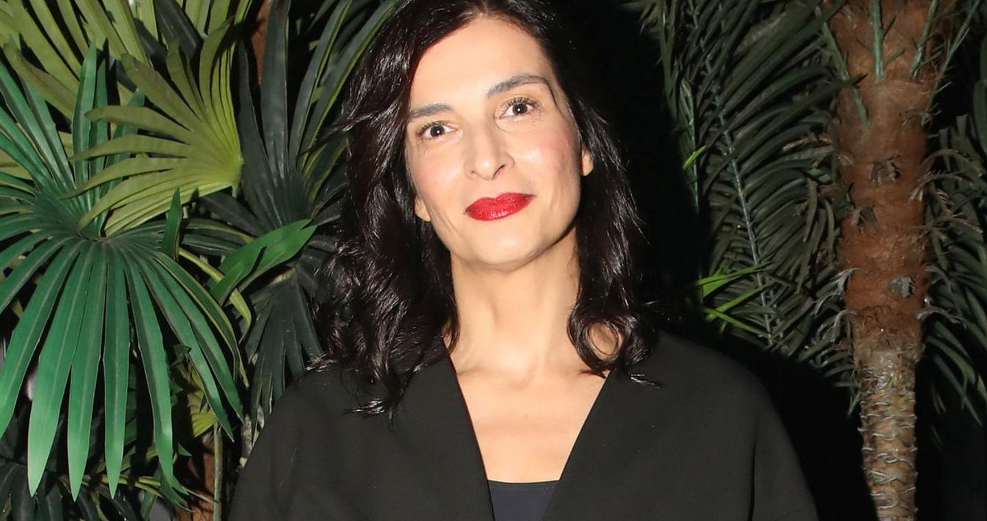 Η Αντιγόνη Κουλουκάκου δείχνει με περηφάνια τα γκρίζα μαλλιά της και στέλνει μήνυμα αυτοπεποίθησης