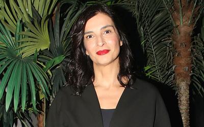 Η επανάσταση του γκρίζου: Η Αντιγόνη Κουλουκάκου αποθεώνει τη φυσική της πλευρά