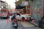 Ανεξέλεγκτη πορεία στο Ηράκλειο: Αυτοκίνητο εισέβαλε σε βιτρίνα μίνι μάρκετ
