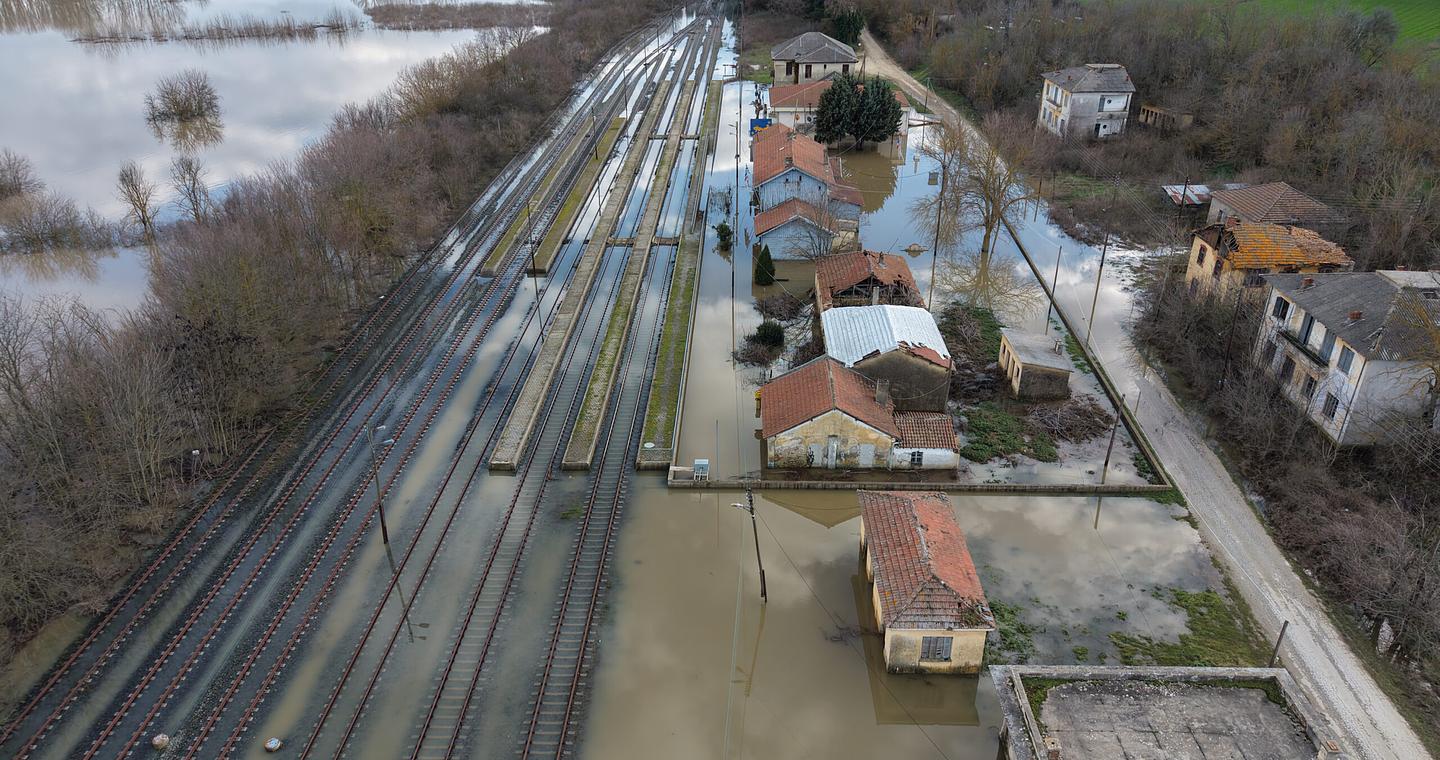 Εβρος: Ωρες αγωνίας και εικόνες καταστροφής – Χιλιάδες στρέμματα γης κάτω από το νερό
