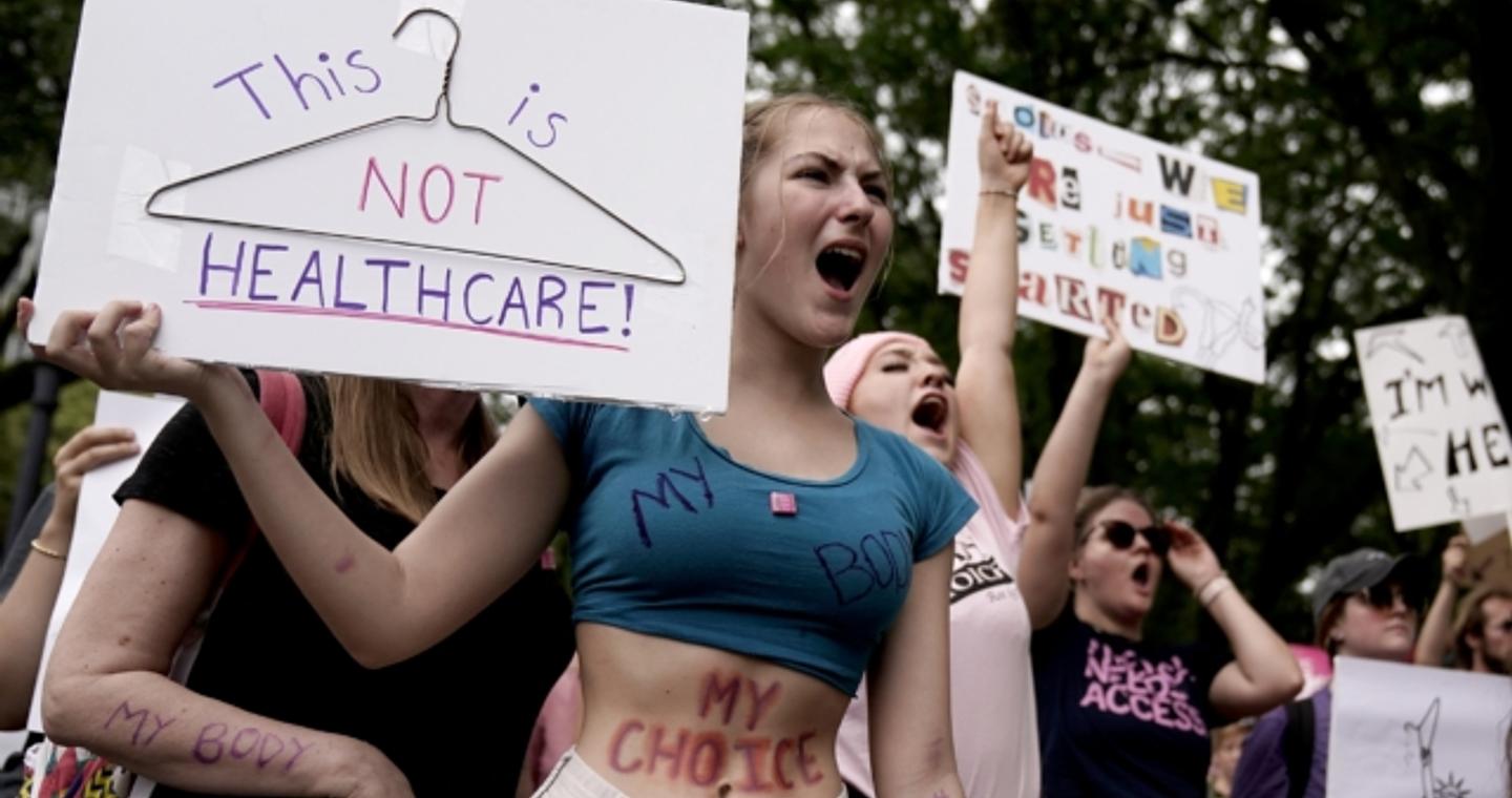 Ναι μεν αλλά από την Κομισιόν για τις αμβλώσεις