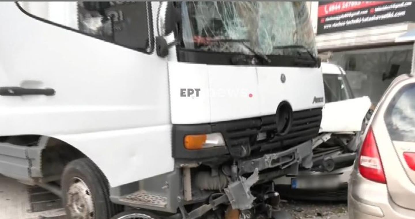 Βίντεο ντοκουμέντο από το τροχαίο στη Λ. Θηβών: Η στιγμή που το φορτηγό πέφτει σε σταθμευμένα οχήματα και μηχανάκια