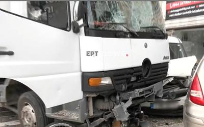 Χάος στη Λεωφόρο Θηβών: Η ανεξέλεγκτη πορεία φορτηγού που προκάλεσε σοβαρό ατύχημα