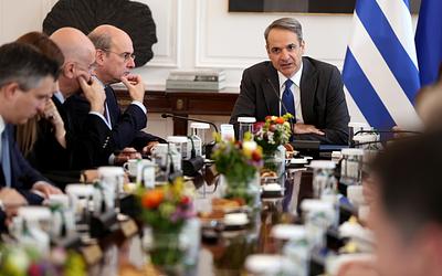 Τι κρύβεται πίσω από τη μετωπική σύγκρουση Μητσοτάκη και Σαμαρά