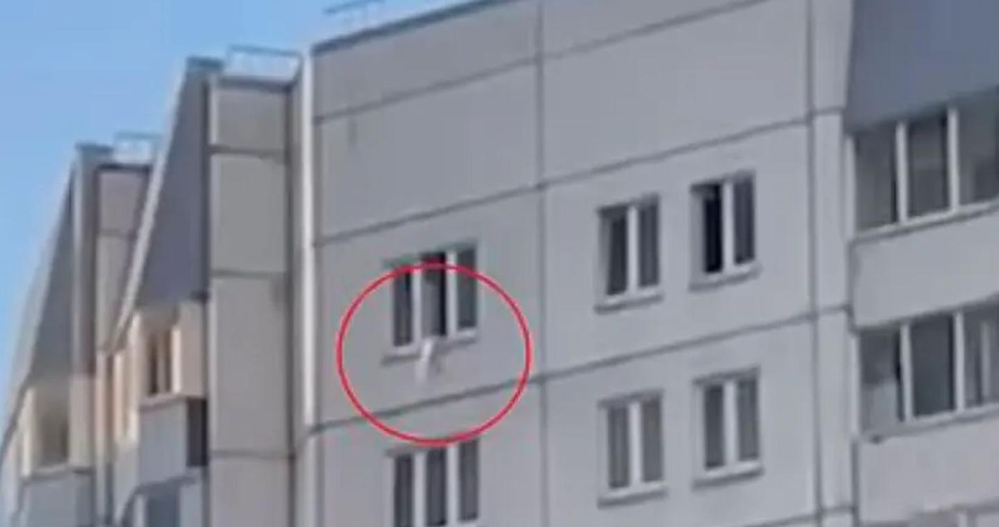 Τρομακτικό βίντεο από την Αγία Πετρούπολη: 18 μηνών βρέφος άνοιξε το παράθυρο και έπεσε από 33 μέτρα, σώθηκε με παλτό