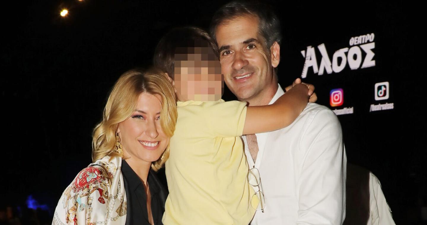 Ο Κώστας Μπακογιάννης και η Σία Κοσιώνη πέταξαν χαρταετό μαζί με 9χρονο γιο τους, Δήμο