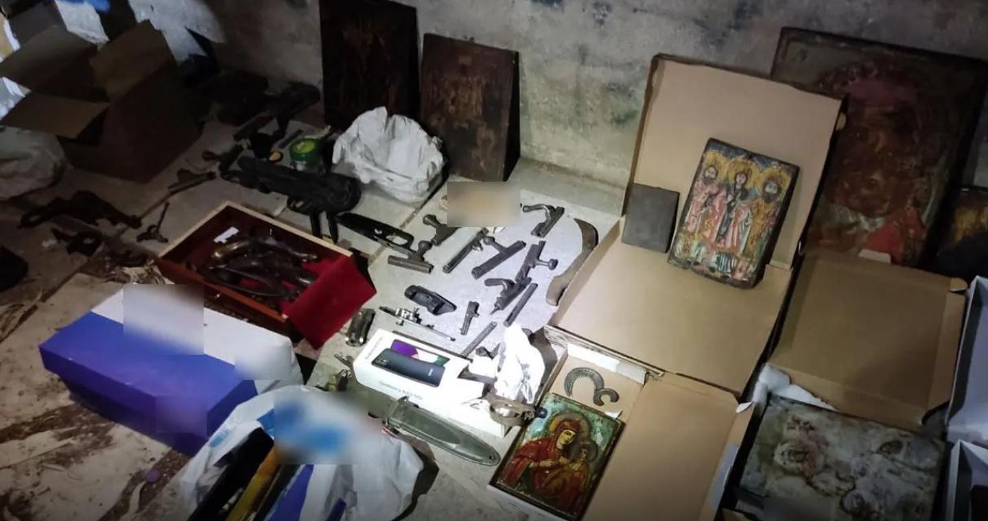 Συναγερμός στην Καισαριανή: Βρέθηκαν όπλα και πυρομαχικά μέσα σε κάδο απορριμμάτων - Φωτογραφίες