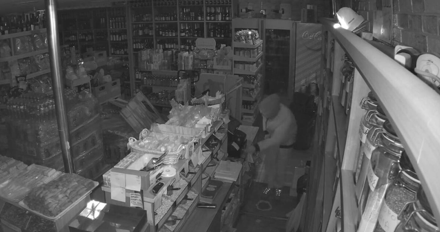 Θεσσαλονίκη: Διαρρήκτες εισέβαλαν σε κάβα - Ένας εντοπίστηκε σφηνωμένος στο φρεάτιο του ασανσέρ