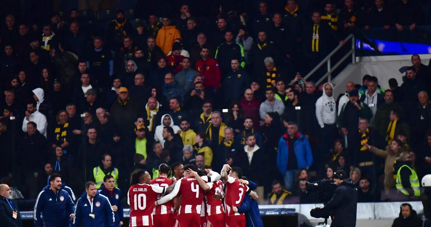 ΑΕΚ: Διετής αποκλεισμός και πρόστιμο 5.000 ευρώ στους οπαδούς της που πέταξαν ομπρέλα στο ντέρμπι με τον Ολυμπιακό