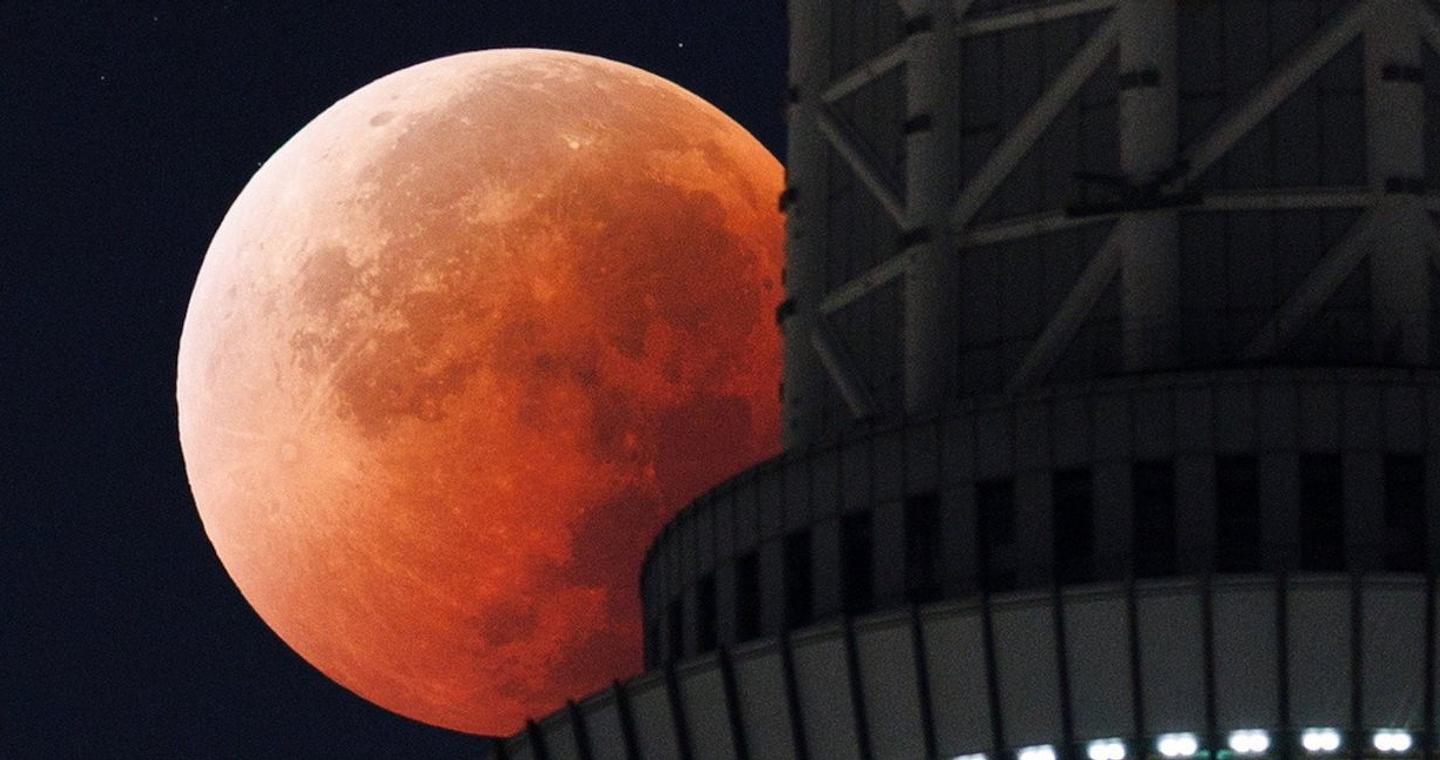 «Ματωμένο Φεγγάρι»: Έρχεται ολική έκλειψη σελήνης -Πότε και πώς θα τη δείτε