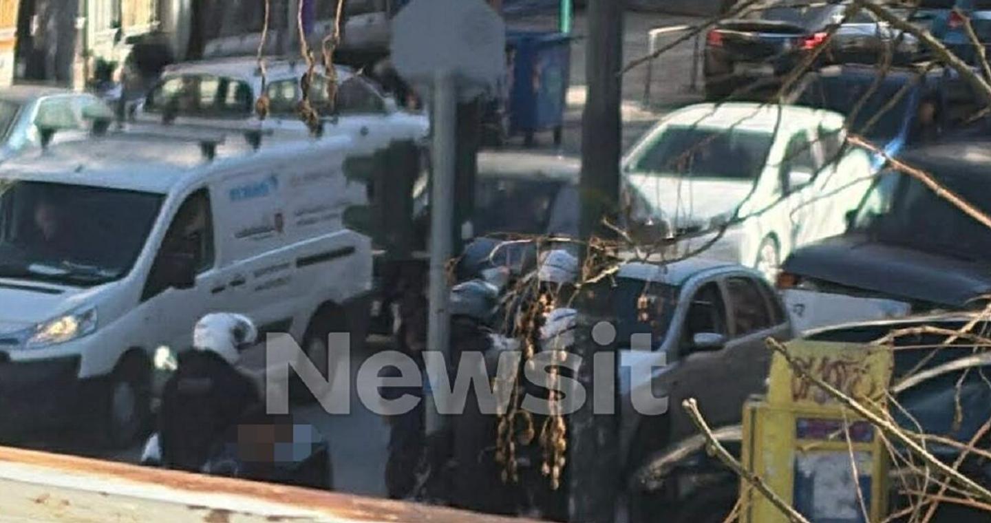 Άγριο επεισόδιο μεταξύ οδηγών στο κέντρο της Αθήνας: Έβγαλαν μαχαίρια για να λύσουν τις διαφορές τους 