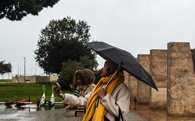 Άστατος ο καιρός σήμερα: Δείτε πού θα βρέξει και πού επιμένει ο ήλιος