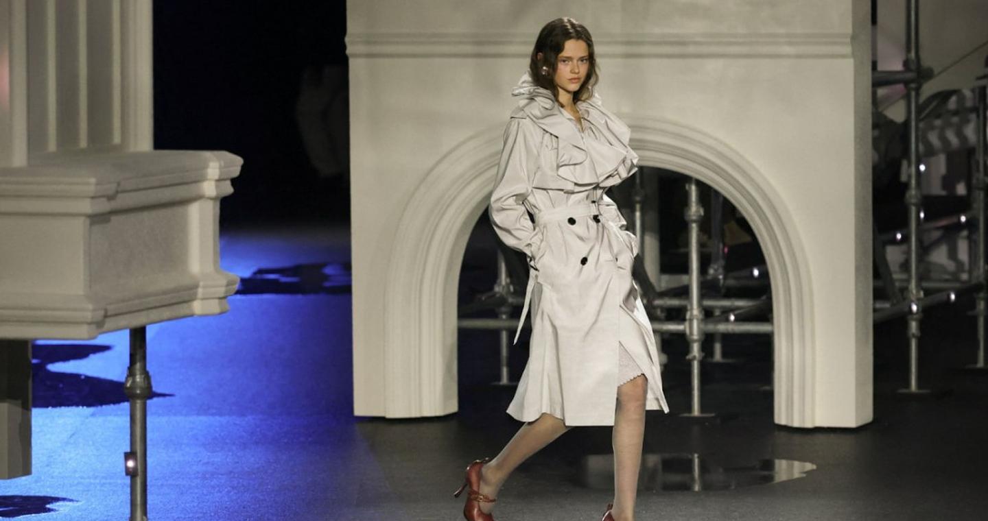 Η Burberry κάνει βουτιά στο βρετανικό DNA της και φέρνει την κλασική καμπαρντίνα ξανά στο προσκήνιο