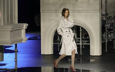 Αποκαλύπτεται η ολική επαναφορά της Burberry: Πώς ο βρετανικός κολοσσός κατέκτησε την κορυφή