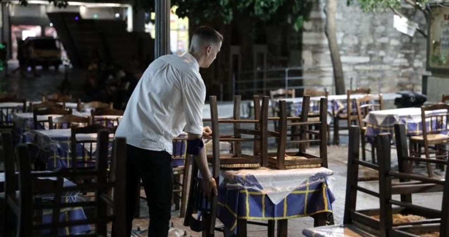 Οι επαγγελματίες της εστίασης «αδειάζουν» την κυβέρνηση για τις αυξήσεις στο ΦΠΑ – Βουλιάζει ο τζίρος