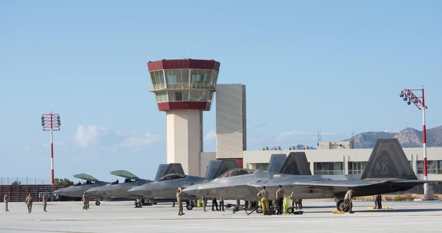 Έκτακτα μέτρα ασφαλείας και αεράμυνας στη Σούδα