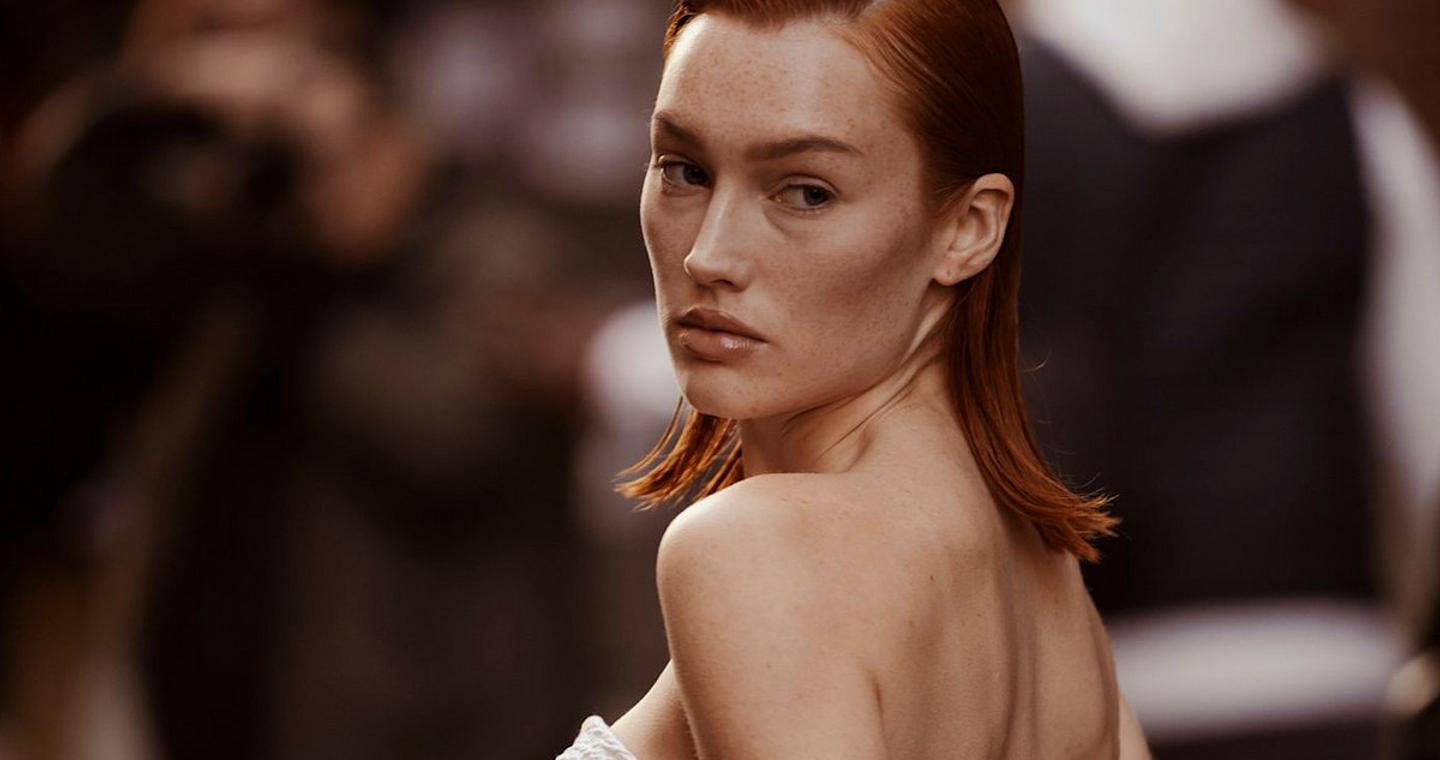 Η πιο τολμηρή απόχρωση μαλλιών που θα κυριαρχήσει το 2026 έχει έμπνευση το κεράσι