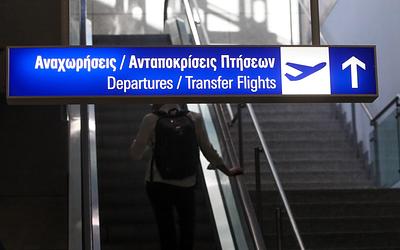 Χάος στο Ελευθέριος Βενιζέλος: Μαζικές ακυρώσεις πτήσεων λόγω της ανάφλεξης στη Μέση Ανατολή