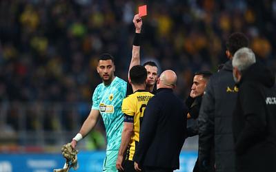 Χαμός στον Βόλο: Ο VAR πήρε πίσω πέναλτι και έφερε αποβολή Νίκολιτς