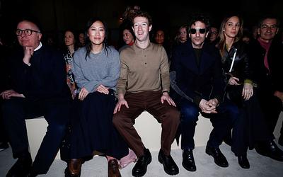 Από το εδώλιο στην Prada: Η αμήχανη εμφάνιση του Μαρκ Ζούκερμπεργκ