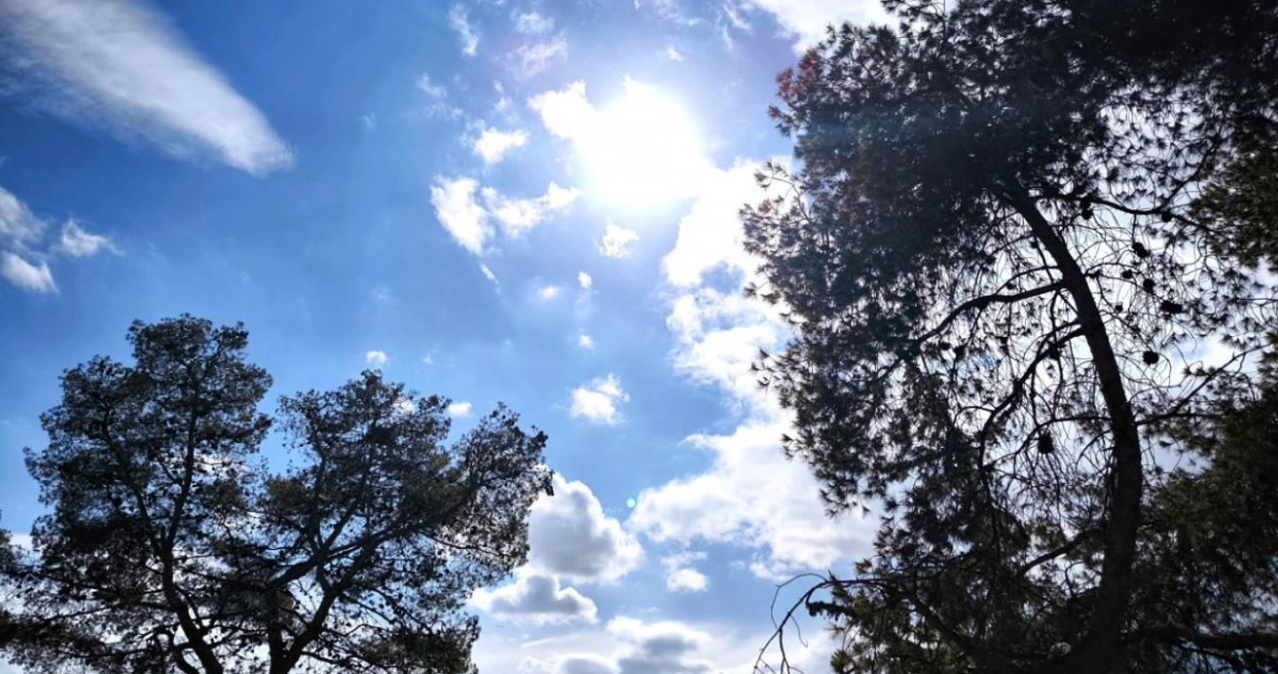 Αίθριος καιρός με παροδικές νεφώσεις την Κυριακή – Πού θα βρέξει