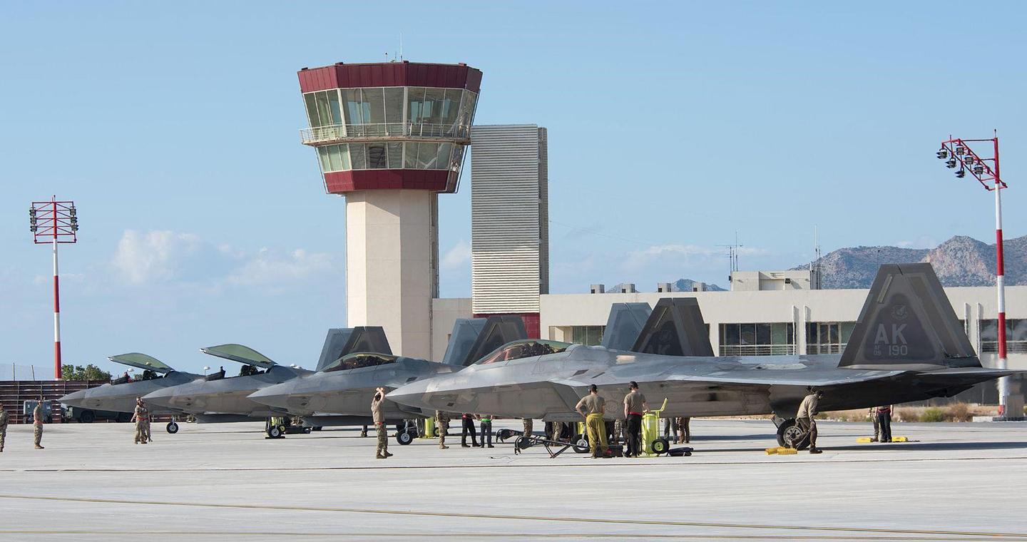 Κλείνει η βάση στη Σούδα μετά τις απειλές του Ιράν