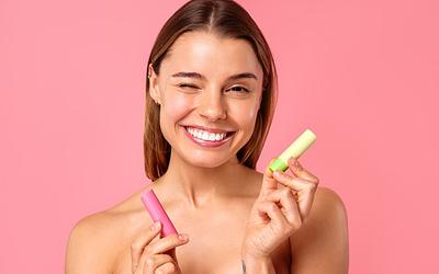 Αποκαλύπτονται τα κορυφαία lip balms για βελούδινα χείλη ακόμα και στο κρύο