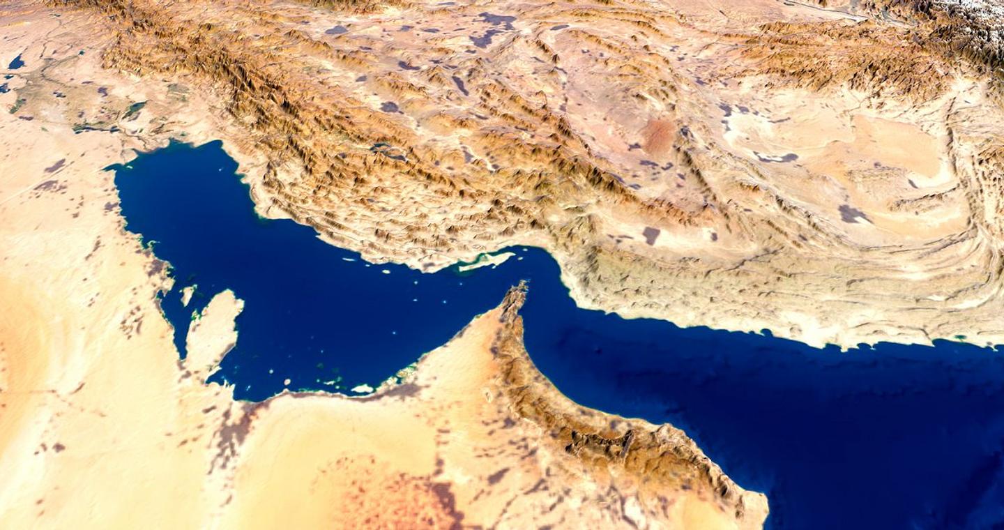 Το δεξαμενόπλοιο «Athe Nova» φλέγεται μετά από επίθεση ιρανικών drones στα Στενά του Ορμούζ