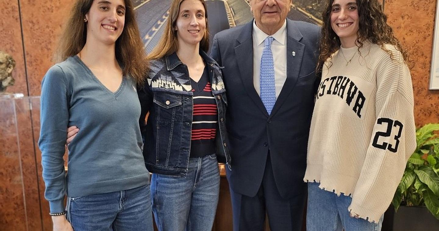 Στην ΕΟΕ οι αδελφές Αλεξανδρή, συναντήθηκαν με τον Ισίδωρο Κούβελο: «Η επιστροφή σας μας έδωσε μεγάλη χαρά»