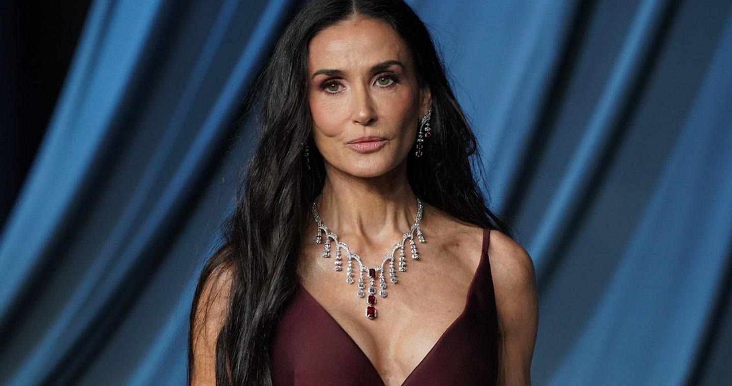 H Demi Moore αποχωρίστηκε τα μακριά μαλλιά της για ένα edgy καρέ και υπεύθυνος γι αυτή την ακραία αλλαγή είναι ο Δημήτρης Γιαννέτος