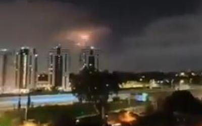 Νέα δεδομένα στη Μέση Ανατολή: Το Ιράν σφυροκοπά το Ισραήλ με πυραύλους