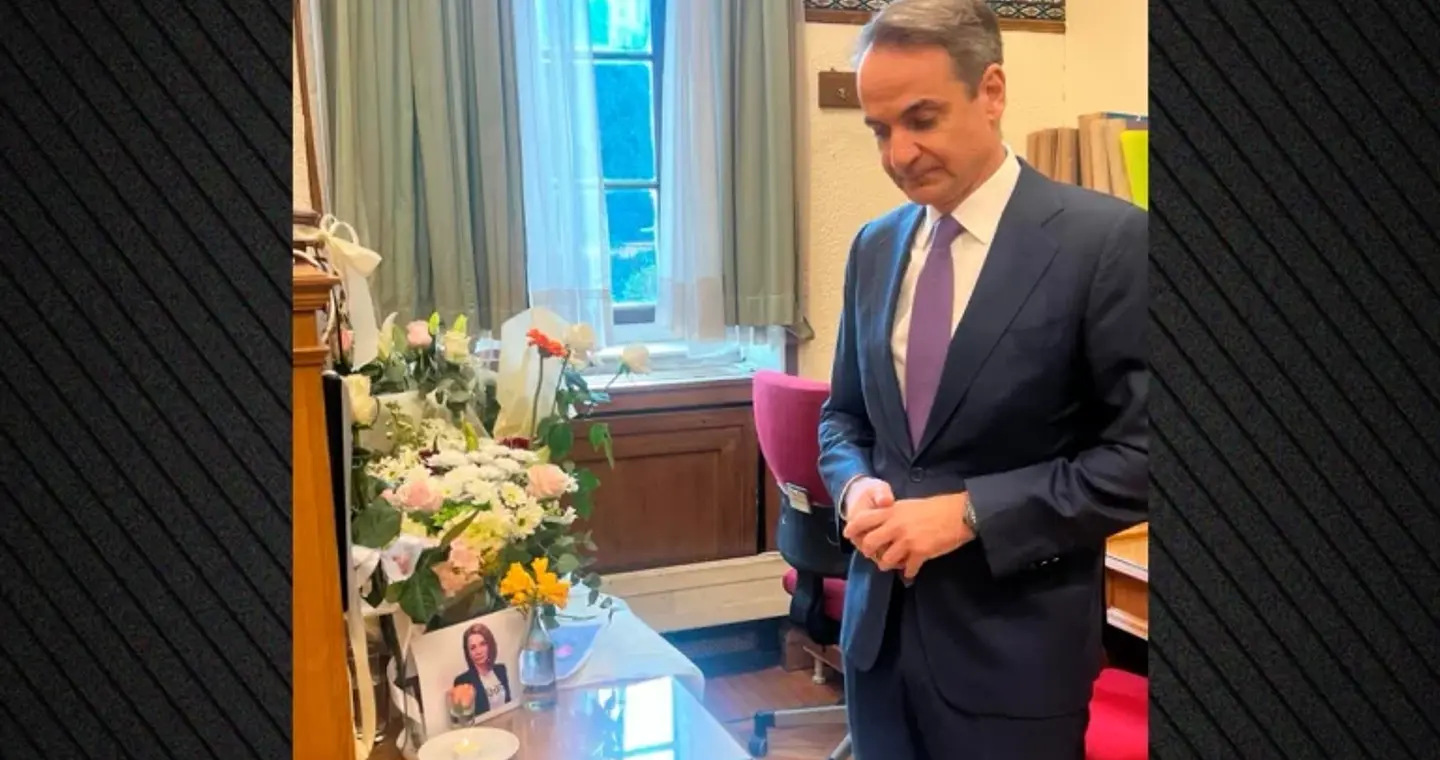 Βουλή: Ο Κ. Μητσοτάκης άφησε ένα λευκό τριαντάφυλλο στο γραφείο της δημοσιογράφου Αντιγόνης Πανέλλη που έφυγε από τη ζωή