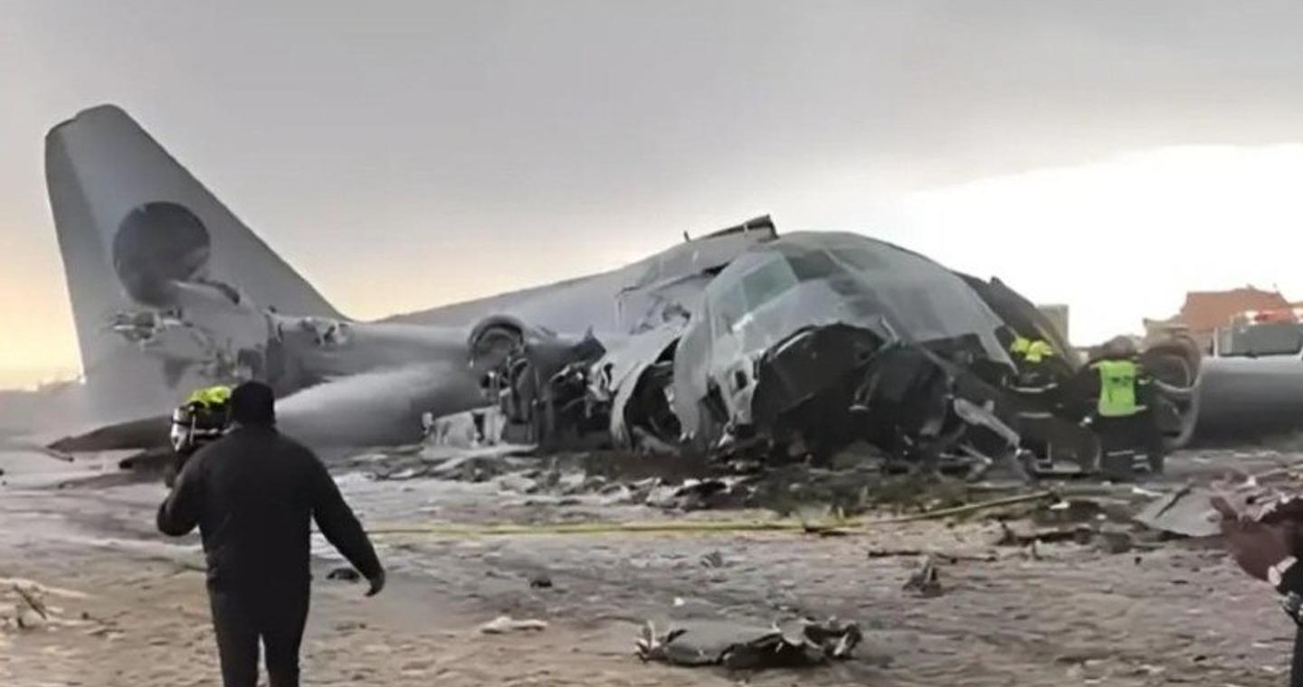 Πτώση στρατιωτικού αεροπλάνου στη Βολιβία – Τουλάχιστον 15 νεκροί – «Έβρεξε» λεφτά [βίντεο]