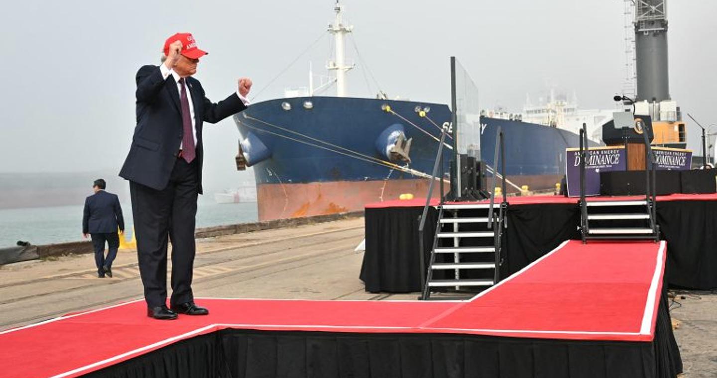 Επίκειται «μεγάλη απόφαση» για το Ιράν, προειδοποιεί ο Τραμπ – Αποχωρήσεις από πρεσβείες και διακοπή πτήσεων