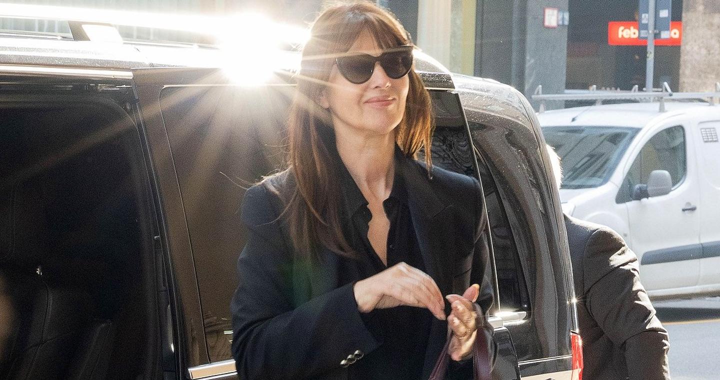 Η γοητευτική Μόνικα Μπελούτσι εντυπωσιάζει στα 61 της -Οι δύο κομψές εμφανίσεις στο Μιλάνο