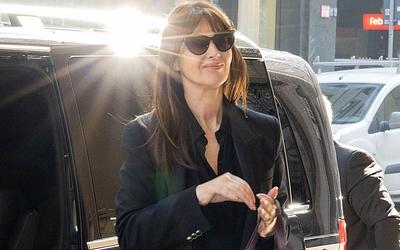 Η Μόνικα Μπελούτσι μαγνητίζει τα βλέμματα στο Μιλάνο με απόλυτη κομψότητα