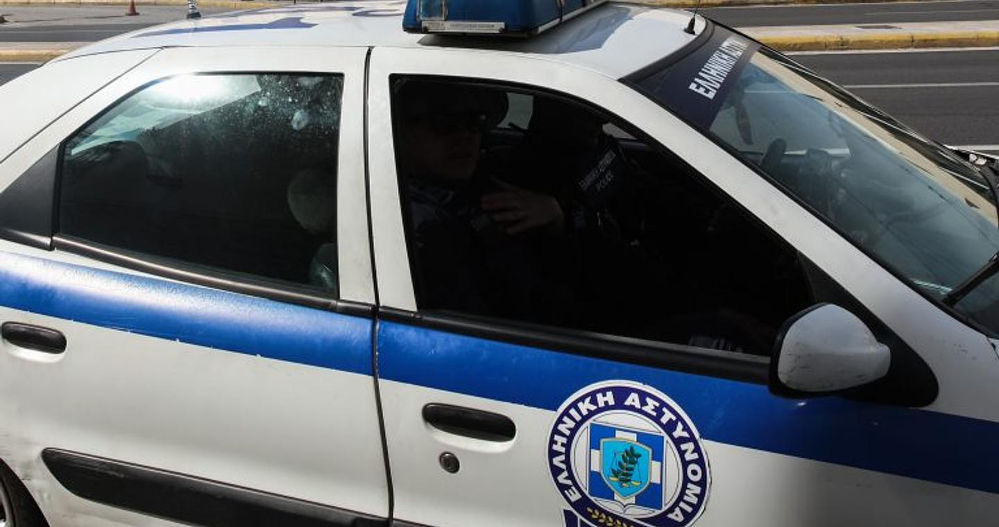 Θεσσαλονίκη: Προσπάθησε να αποφύγει αστυνομικό έλεγχο και προσέκρουσε με τη μηχανή του σε αυτοκίνητο- Κατά τη σύλληψη προκάλεσε εκδορές σε αστυνομικό