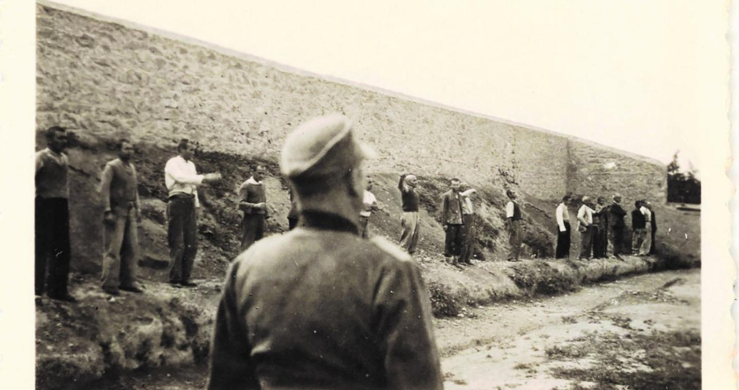 Μενδώνη: Κτήμα του Ελληνικού Δημοσίου οι φωτογραφίες των εκτελεσμένων της Καισαριανής