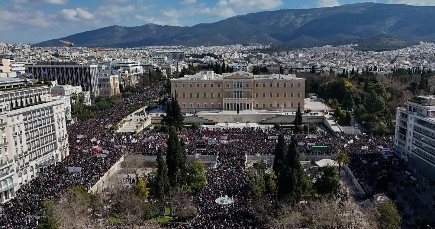 Τέμπη: Μεγαλειώδες το συλλαλητήριο στο Σύνταγμα για τα Τέμπη - Λεπτό προς λεπτό όλες οι εξελίξεις