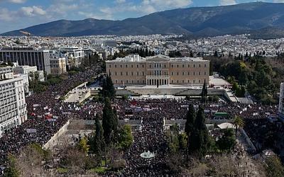 Τέμπη: Χιλιάδες πολίτες στους δρόμους για τα 57 θύματα της εθνικής τραγωδίας