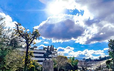 Ανοιξιάτικο σκηνικό με άνοδο της θερμοκρασίας: Πού θα χρειαστείτε ομπρέλα σήμερα